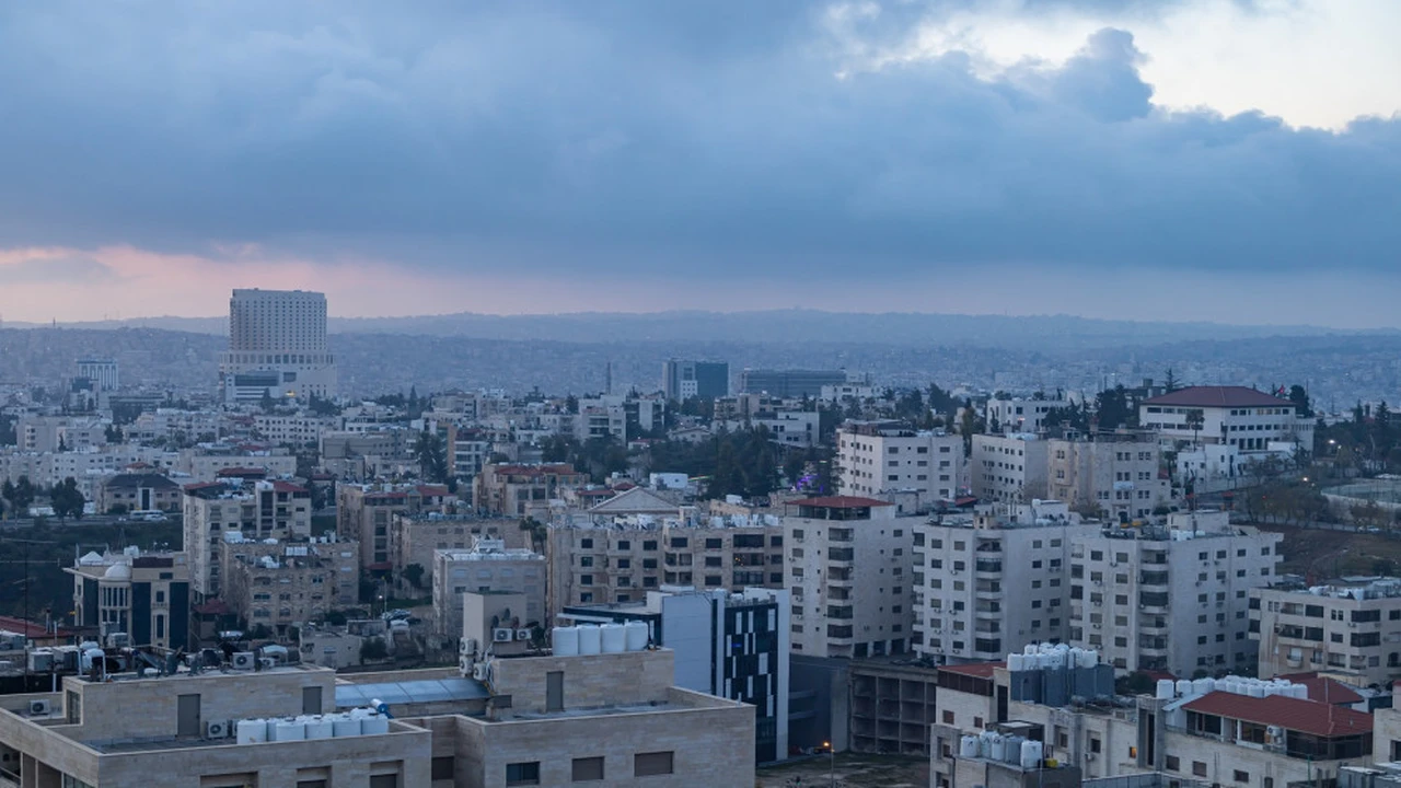 استمرار الأجواء الباردة يوم الثلاثاء مع فرص لهطول زخات مطرية خفيفة